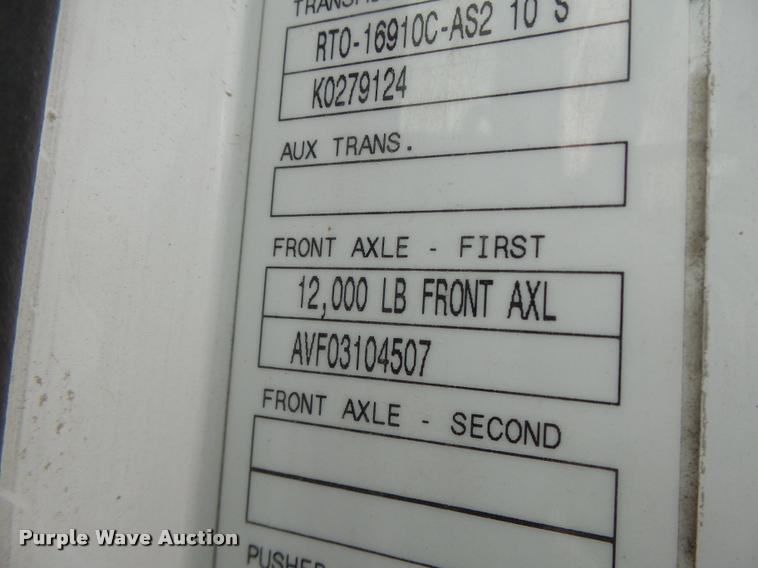 image for item DA3277 2004 Volvo VNL semi truck