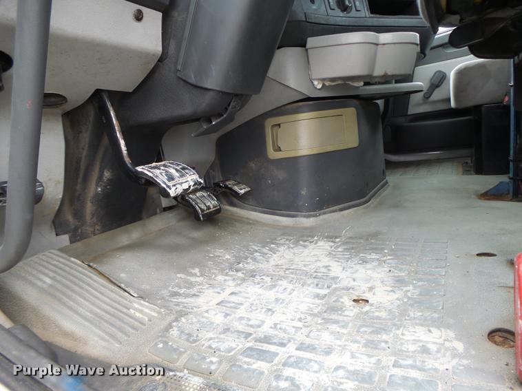 image for item DA3277 2004 Volvo VNL semi truck