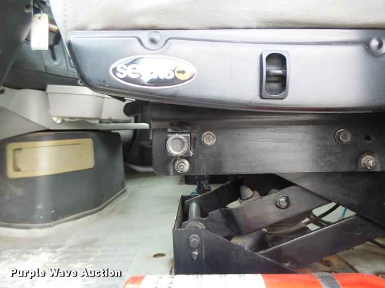 image for item DA3277 2004 Volvo VNL semi truck