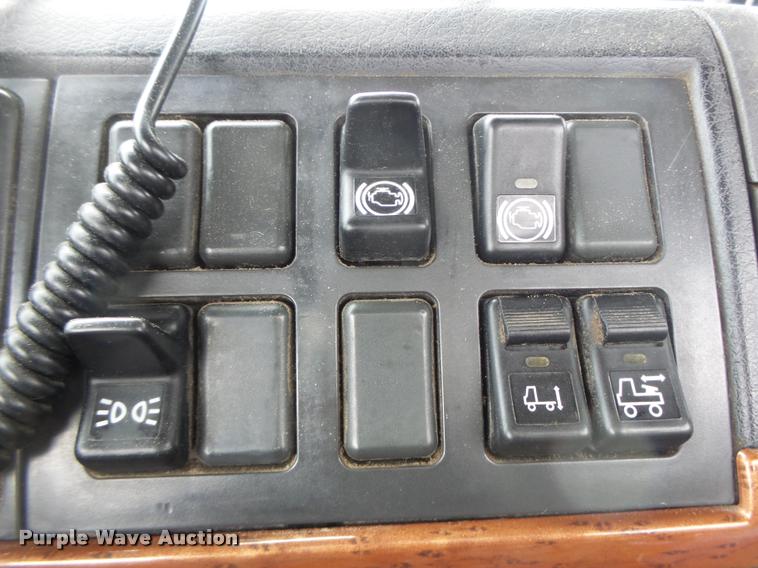 image for item DA3277 2004 Volvo VNL semi truck