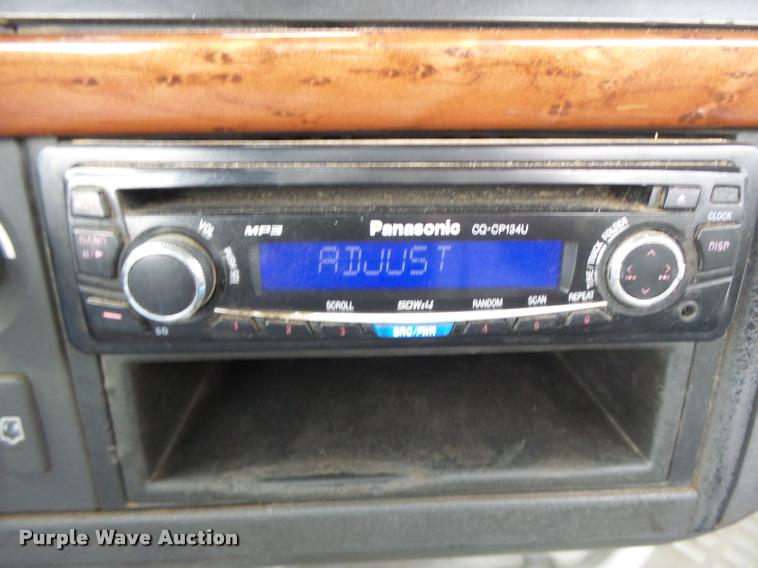 image for item DA3277 2004 Volvo VNL semi truck