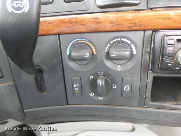 image for item DA3277 2004 Volvo VNL semi truck