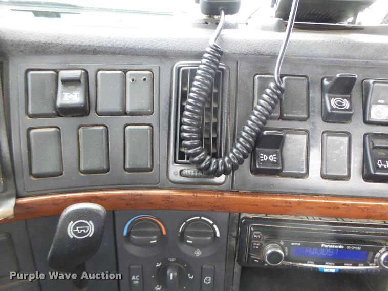 image for item DA3277 2004 Volvo VNL semi truck