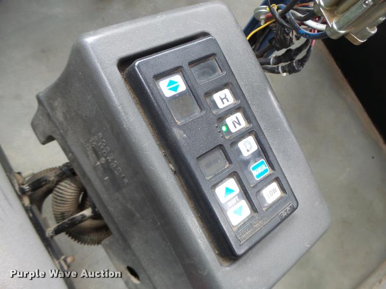 image for item DA3277 2004 Volvo VNL semi truck