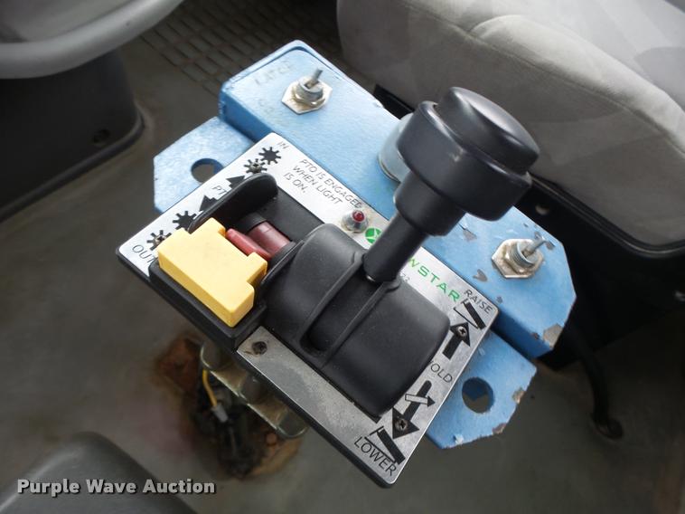 image for item DA3277 2004 Volvo VNL semi truck