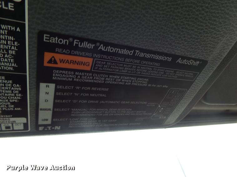 image for item DA3277 2004 Volvo VNL semi truck