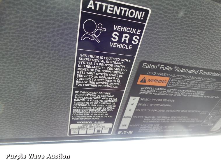 image for item DA3277 2004 Volvo VNL semi truck