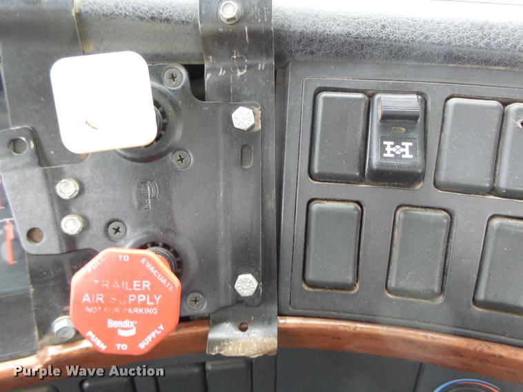 image for item DA3277 2004 Volvo VNL semi truck