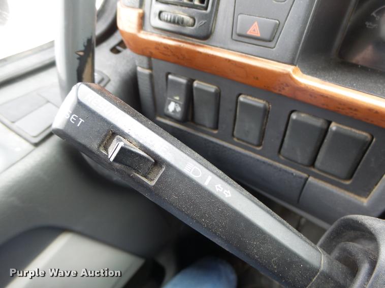 image for item DA3277 2004 Volvo VNL semi truck