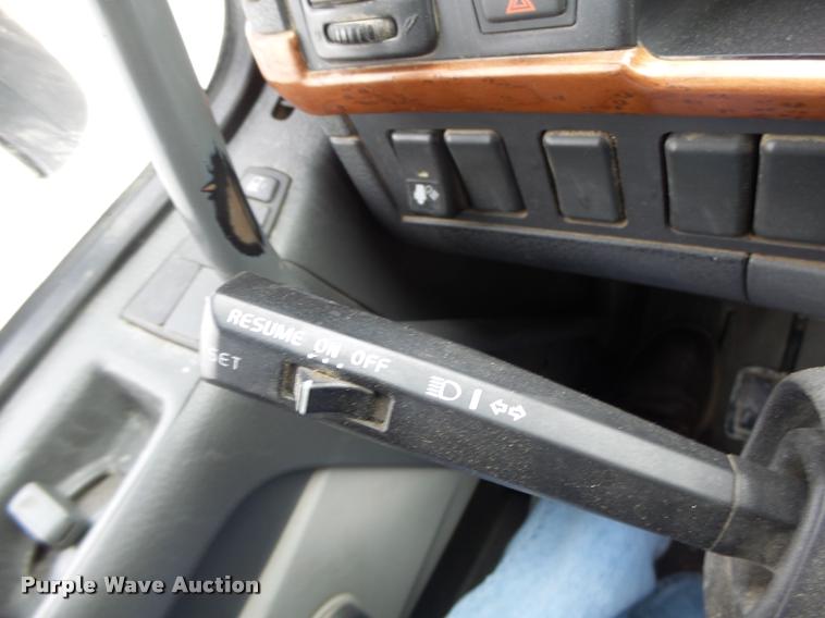 image for item DA3277 2004 Volvo VNL semi truck