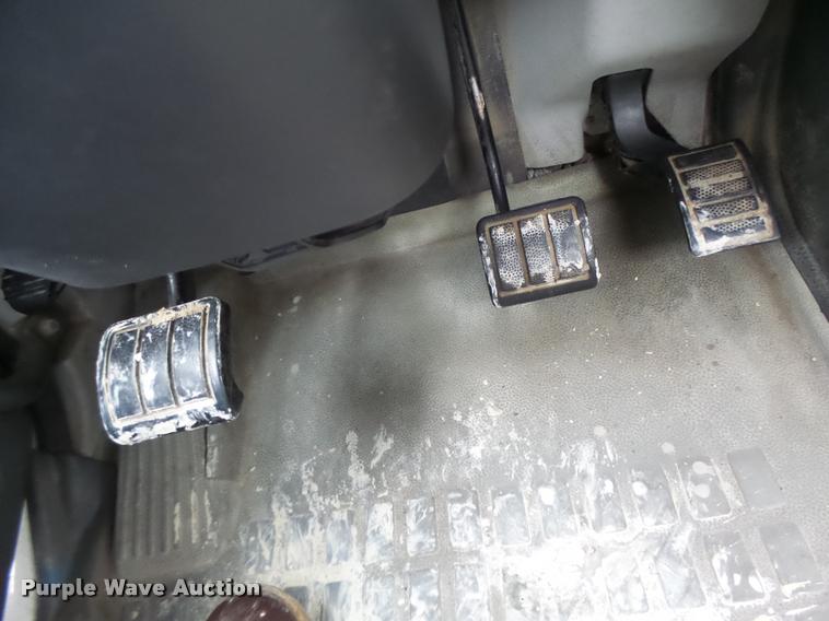 image for item DA3277 2004 Volvo VNL semi truck