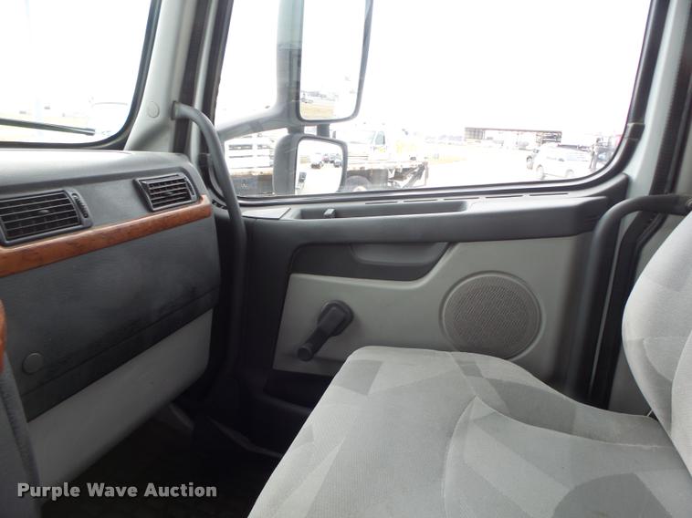 image for item DA3277 2004 Volvo VNL semi truck