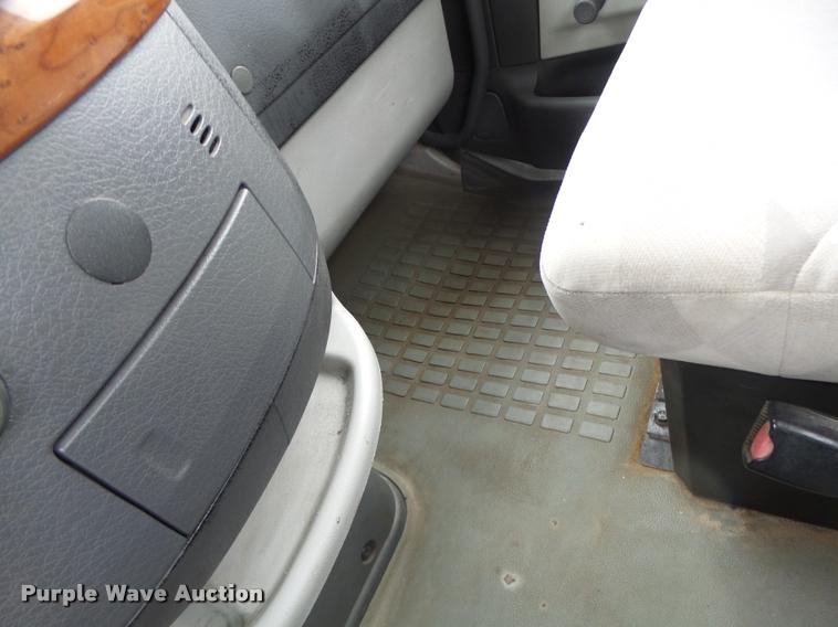 image for item DA3277 2004 Volvo VNL semi truck