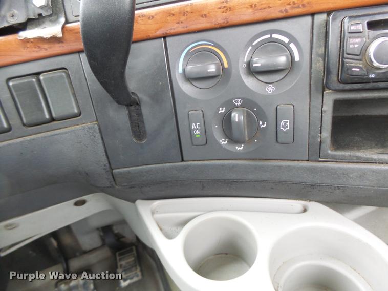 image for item DA3277 2004 Volvo VNL semi truck