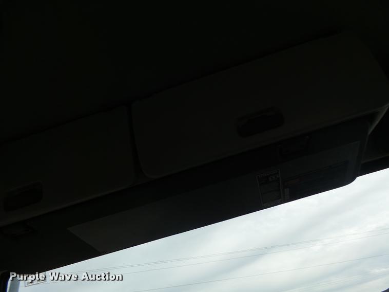 image for item DA3277 2004 Volvo VNL semi truck