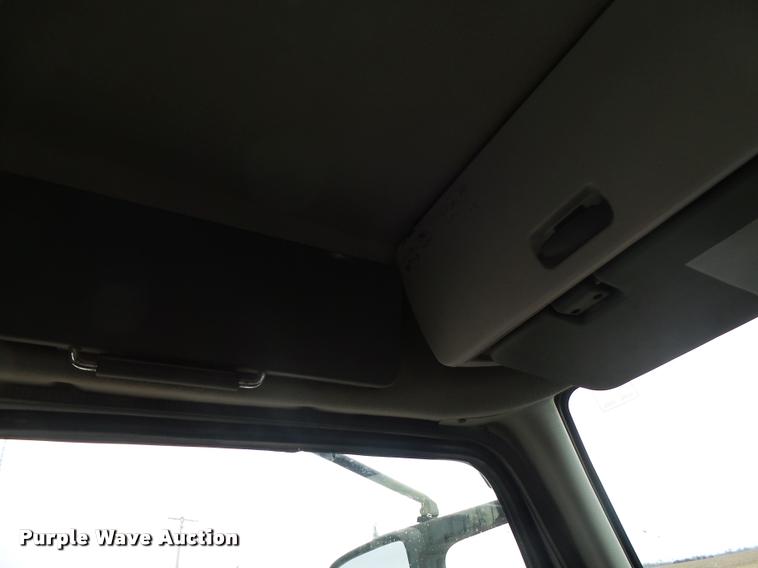 image for item DA3277 2004 Volvo VNL semi truck