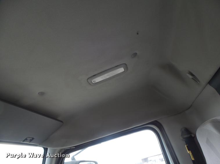 image for item DA3277 2004 Volvo VNL semi truck