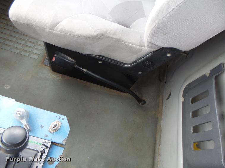 image for item DA3277 2004 Volvo VNL semi truck