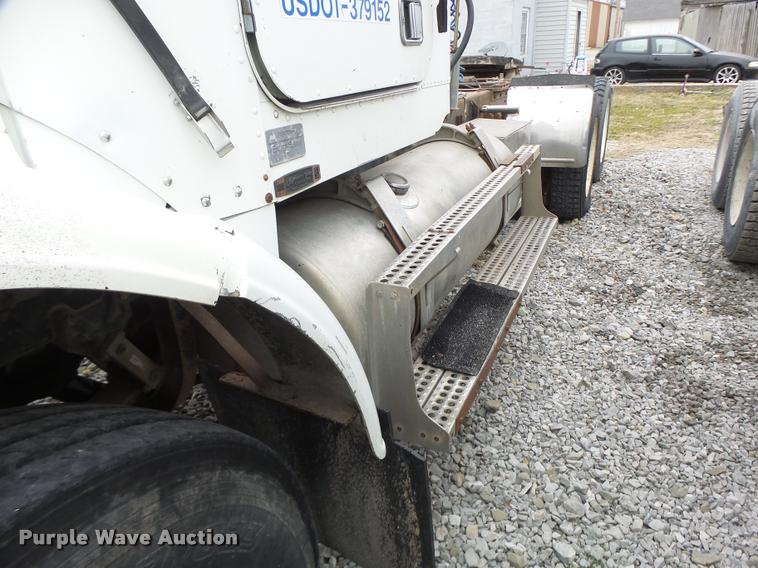 image for item DA3280 1987 Freightliner FLC-64T semi truck