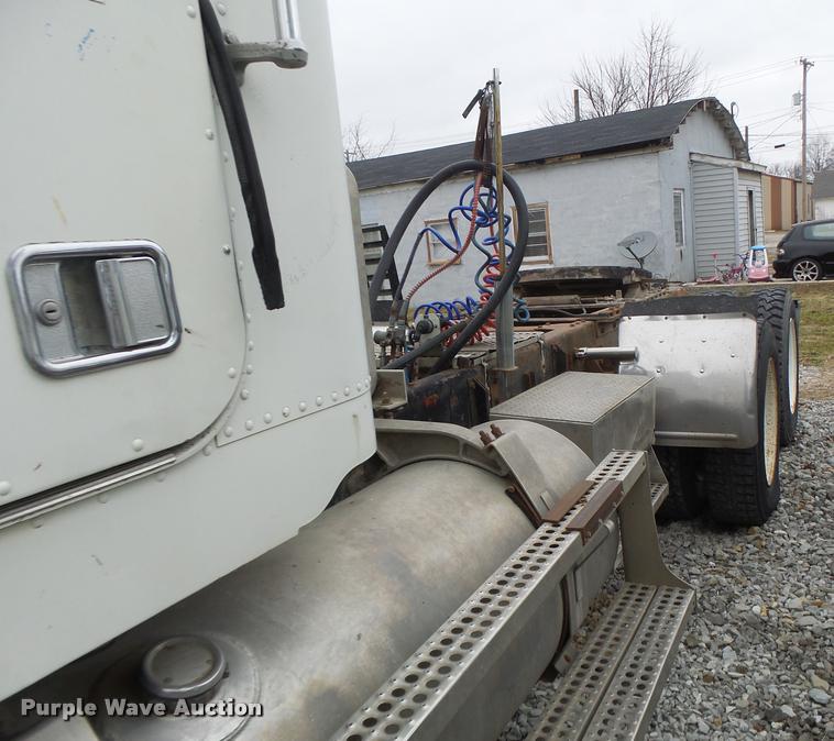 image for item DA3280 1987 Freightliner FLC-64T semi truck