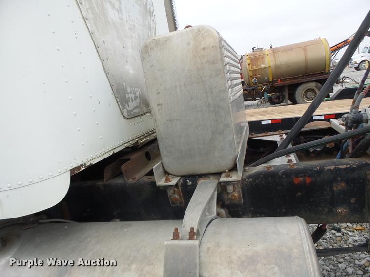 image for item DA3280 1987 Freightliner FLC-64T semi truck