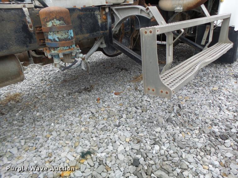 image for item DA3280 1987 Freightliner FLC-64T semi truck