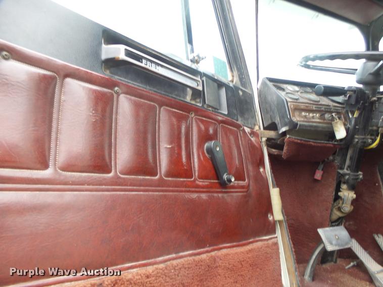 image for item DA3280 1987 Freightliner FLC-64T semi truck