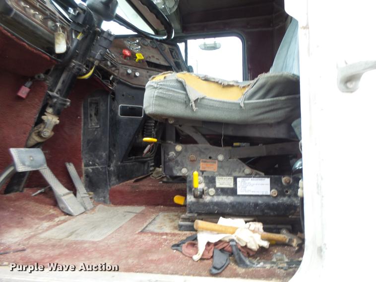 image for item DA3280 1987 Freightliner FLC-64T semi truck