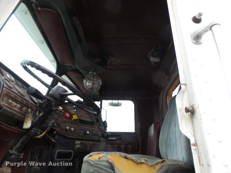 image for item DA3280 1987 Freightliner FLC-64T semi truck