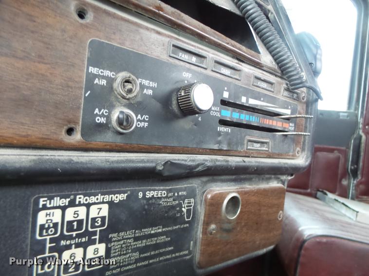 image for item DA3280 1987 Freightliner FLC-64T semi truck