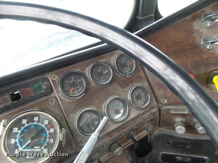 image for item DA3280 1987 Freightliner FLC-64T semi truck