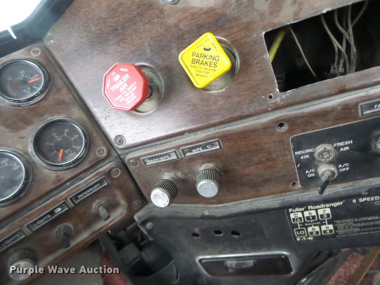 image for item DA3280 1987 Freightliner FLC-64T semi truck