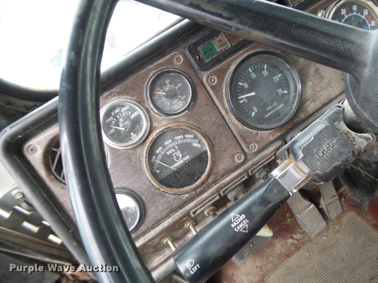 image for item DA3280 1987 Freightliner FLC-64T semi truck