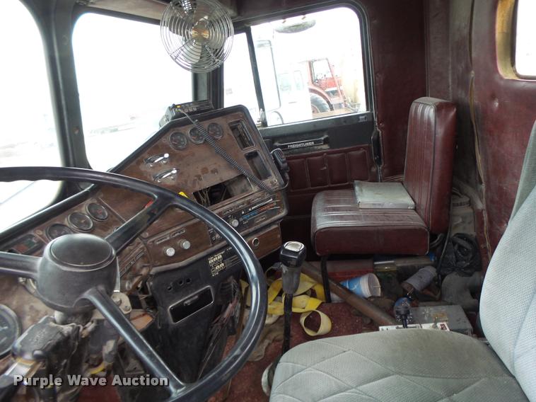 image for item DA3280 1987 Freightliner FLC-64T semi truck