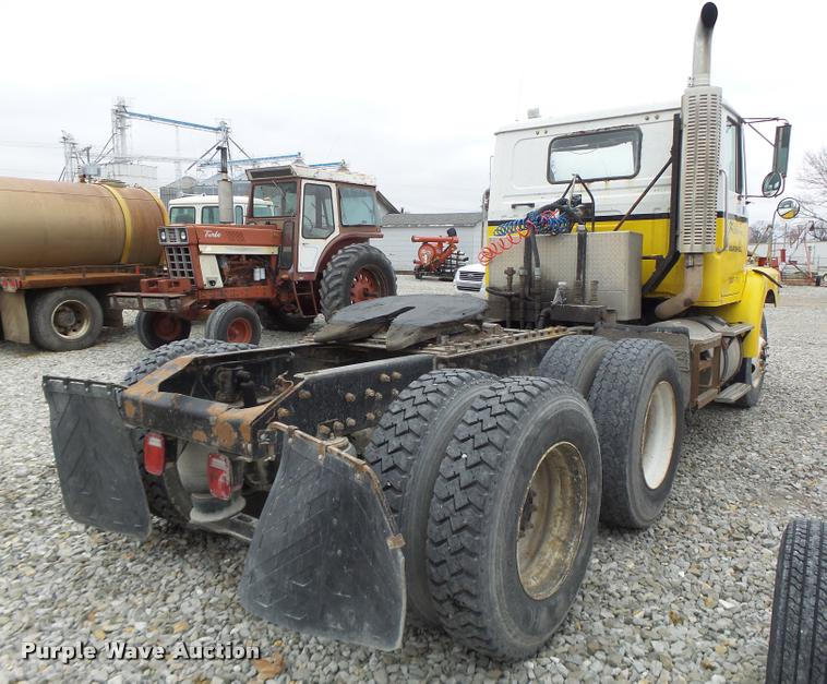 image for item DA3281 1996 Volvo WG semi truck