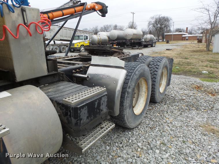 image for item DA3281 1996 Volvo WG semi truck