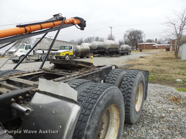 image for item DA3281 1996 Volvo WG semi truck