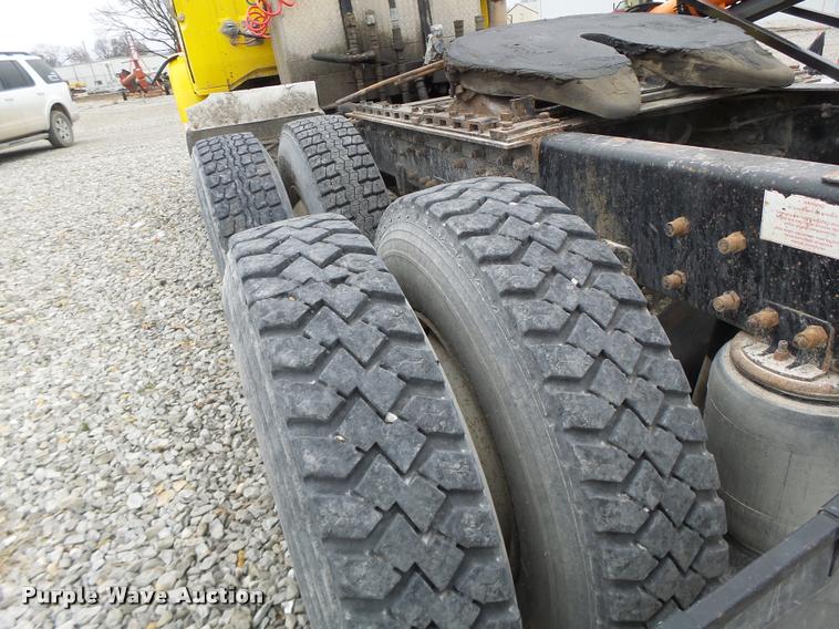 image for item DA3281 1996 Volvo WG semi truck