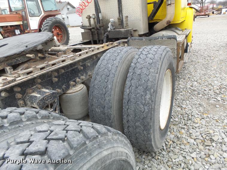 image for item DA3281 1996 Volvo WG semi truck