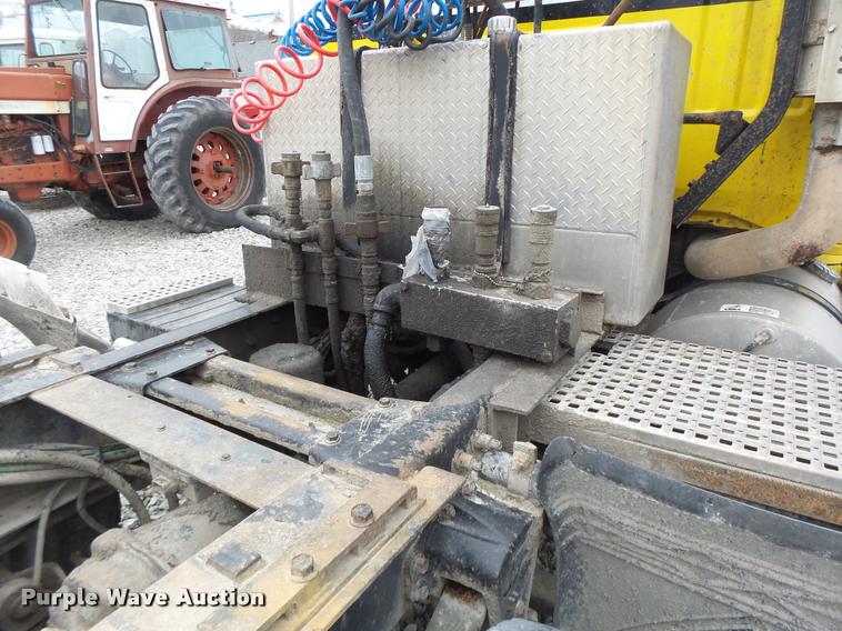 image for item DA3281 1996 Volvo WG semi truck