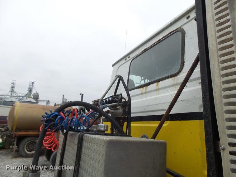 image for item DA3281 1996 Volvo WG semi truck