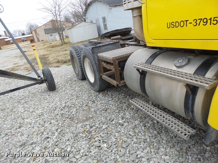 image for item DA3281 1996 Volvo WG semi truck