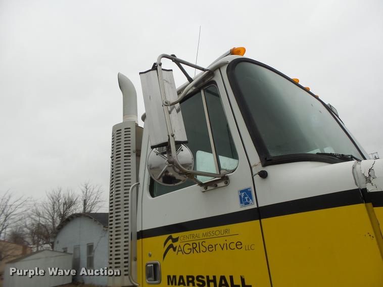 image for item DA3281 1996 Volvo WG semi truck