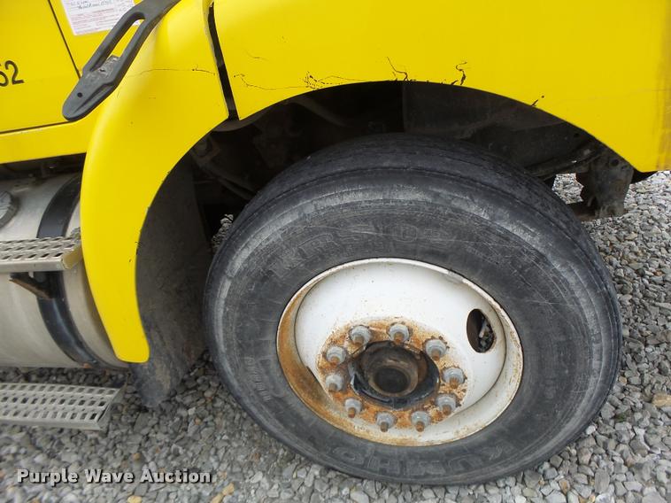 image for item DA3281 1996 Volvo WG semi truck