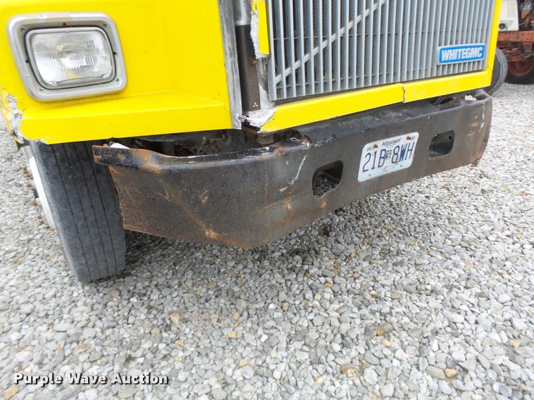 image for item DA3281 1996 Volvo WG semi truck