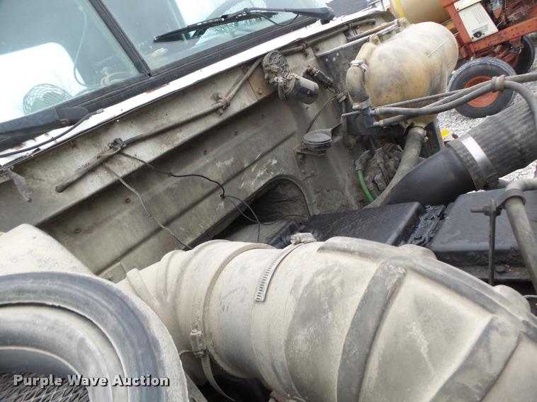 image for item DA3281 1996 Volvo WG semi truck