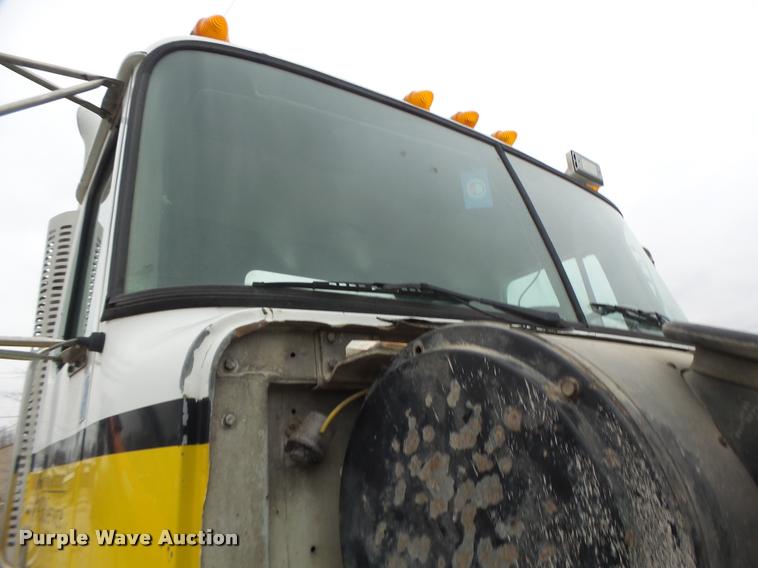 image for item DA3281 1996 Volvo WG semi truck