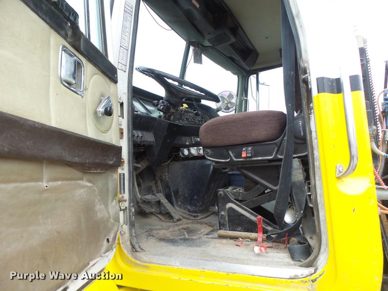 image for item DA3281 1996 Volvo WG semi truck