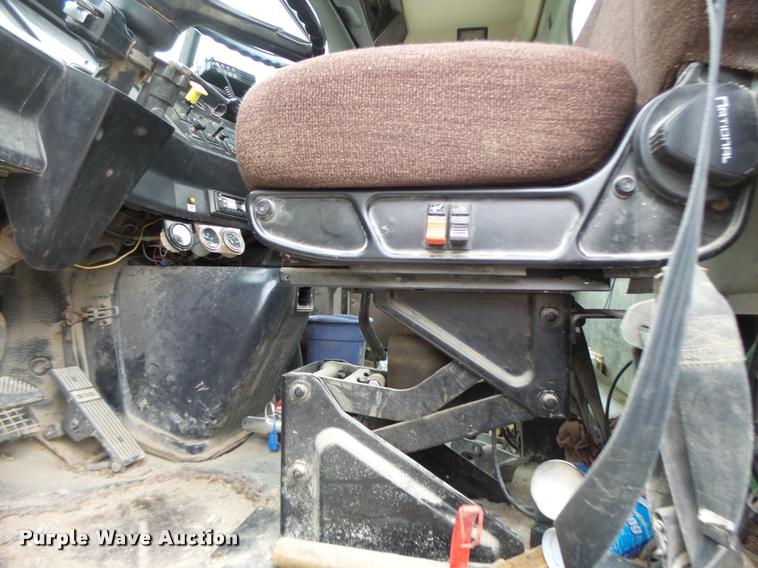 image for item DA3281 1996 Volvo WG semi truck