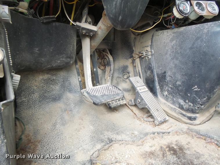 image for item DA3281 1996 Volvo WG semi truck